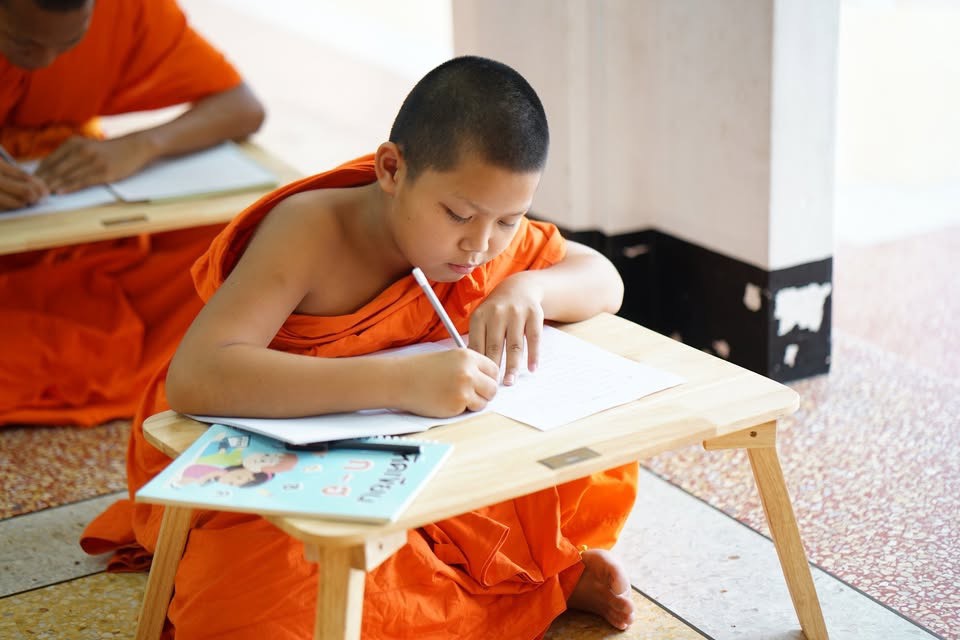 สามเณรกอบัววัดสารอดฝึกคัดลายมือ เตรียมประกวดรับทุนการศึกษาจากวัดสารอดวันที่ ๑๗ ตุลาคมนี้