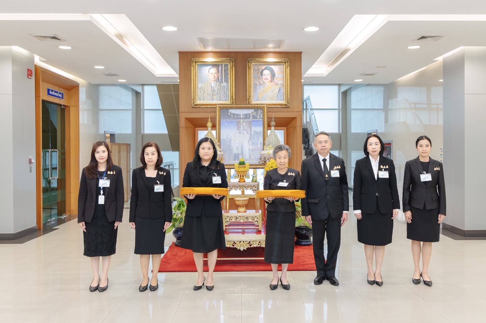 พระบาทสมเด็จพระเจ้าอยู่หัว ทรงพระกรุณาโปรดเกล้าฯ พระราชทานผ้าพระกฐิน